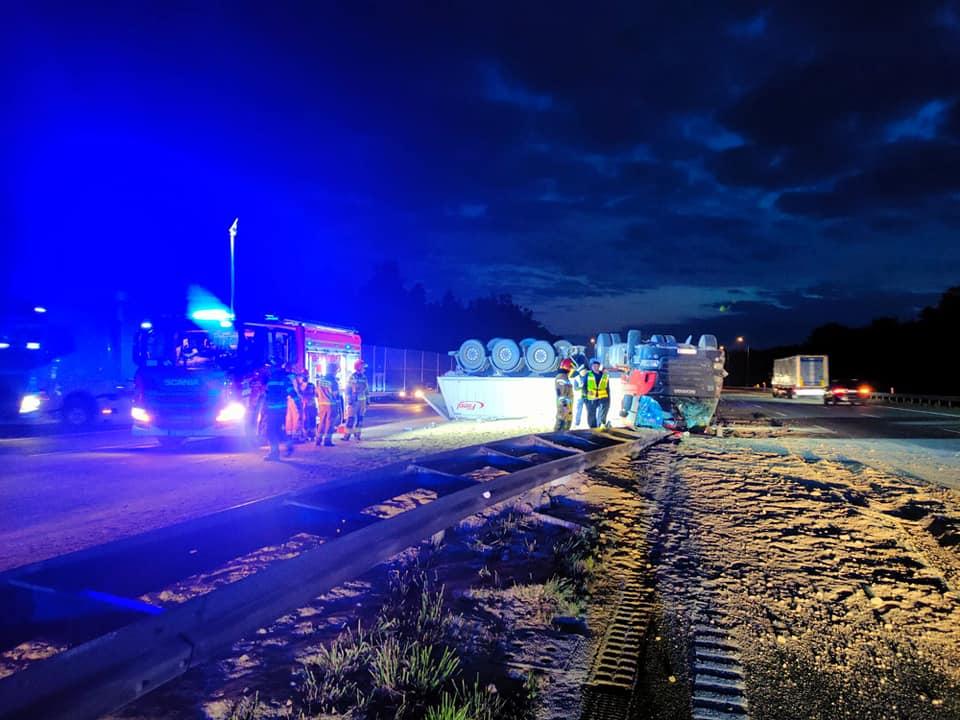 Wypadek na A1 pomiędzy Gliwicami a Zabrzem. Ciężarówka leży na dachu