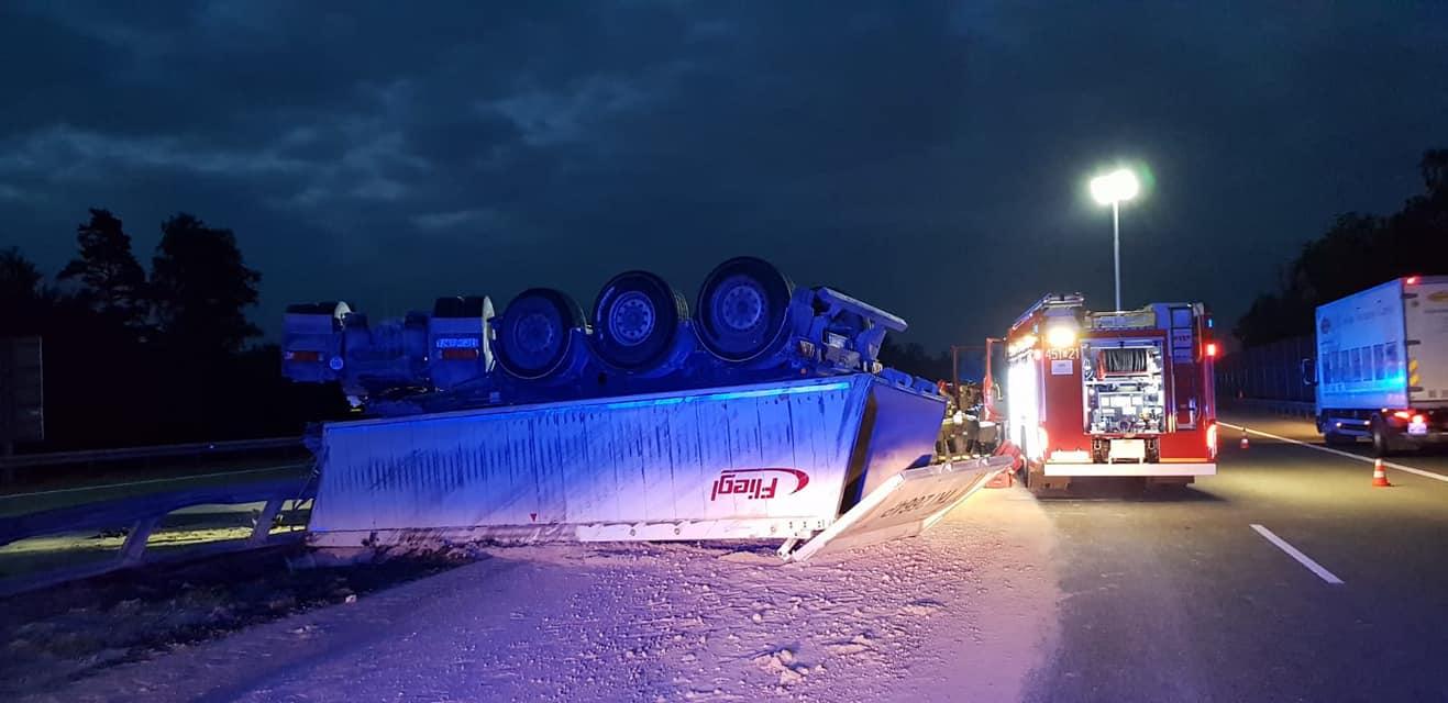 Wypadek na A1 pomiędzy Gliwicami a Zabrzem. Ciężarówka leży na dachu