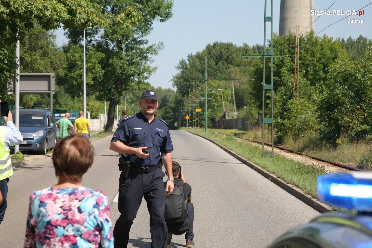 Wyburzanie komina w Makoszowach zabezpieczali policjanci