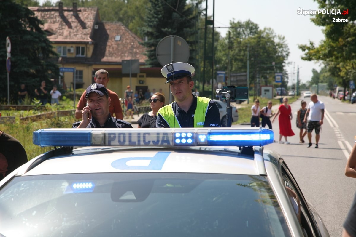 Wyburzanie komina w Makoszowach zabezpieczali policjanci