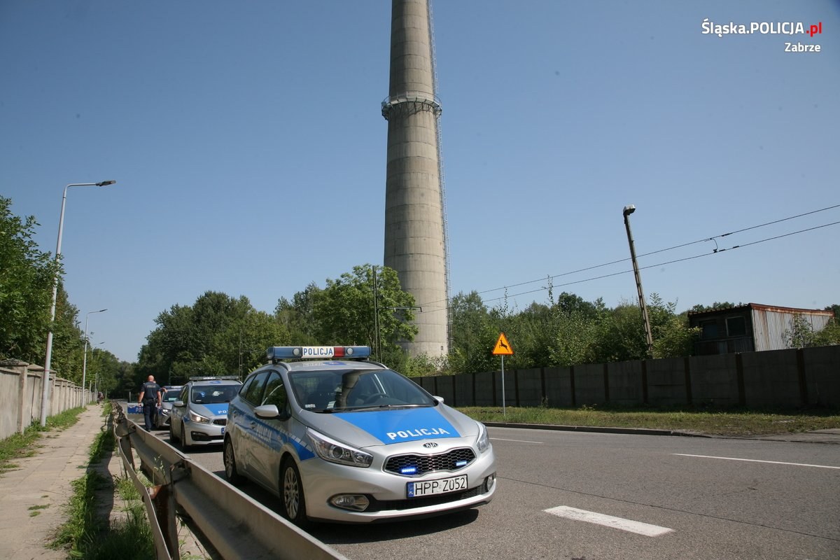 Wyburzanie komina w Makoszowach zabezpieczali policjanci