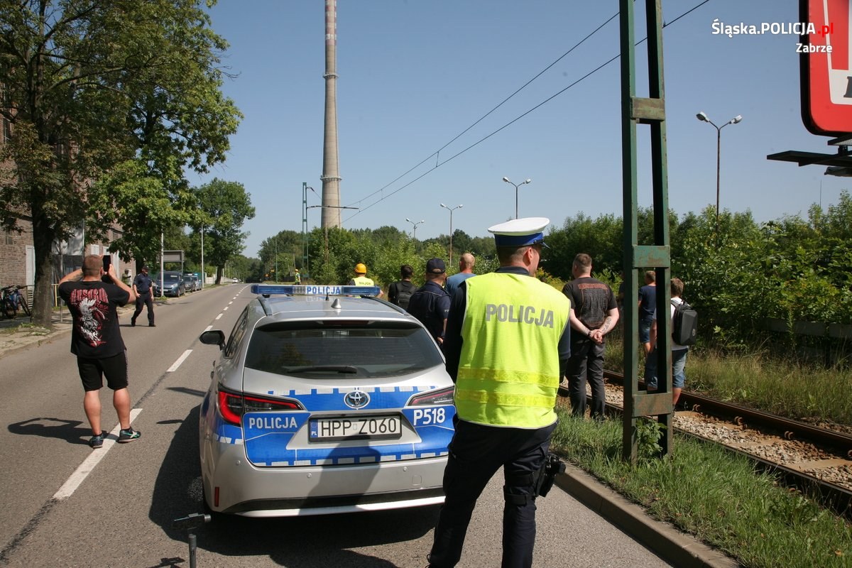 Wyburzanie komina w Makoszowach zabezpieczali policjanci