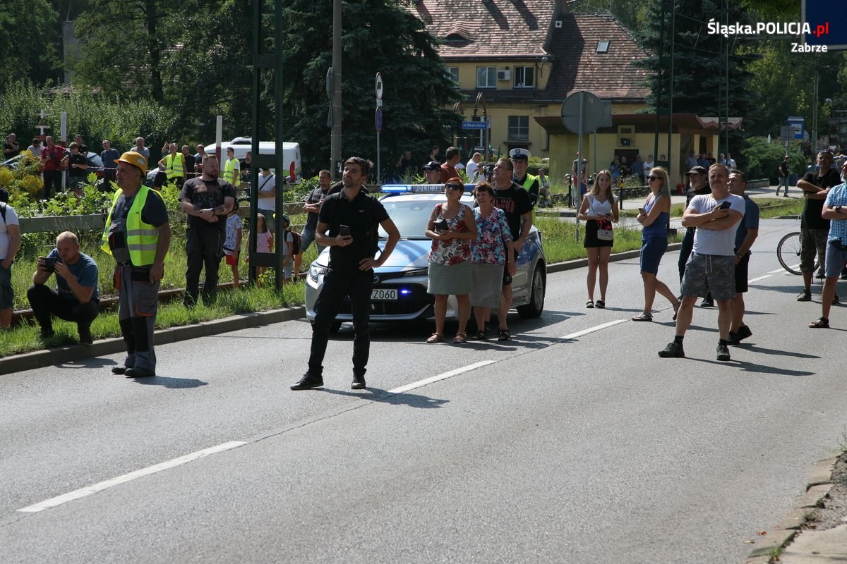 Wyburzanie komina w Makoszowach zabezpieczali policjanci