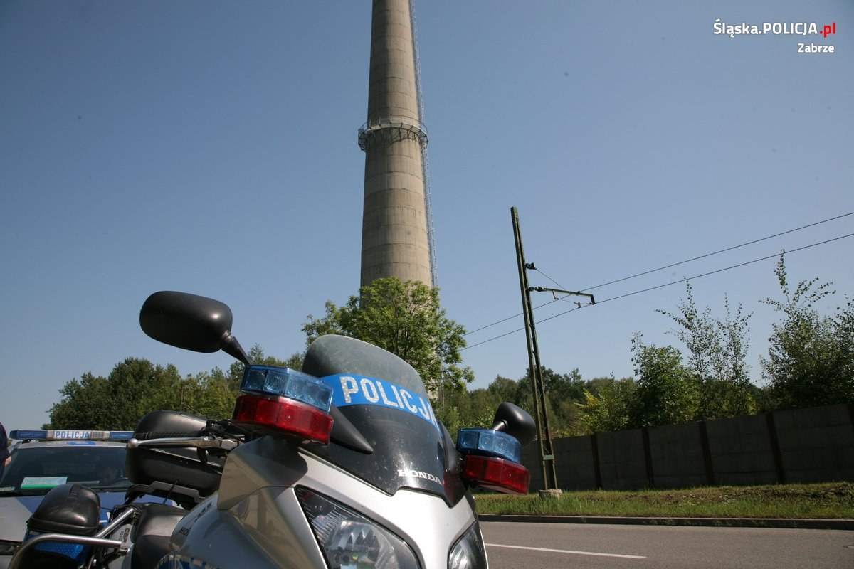 Wyburzanie komina w Makoszowach zabezpieczali policjanci