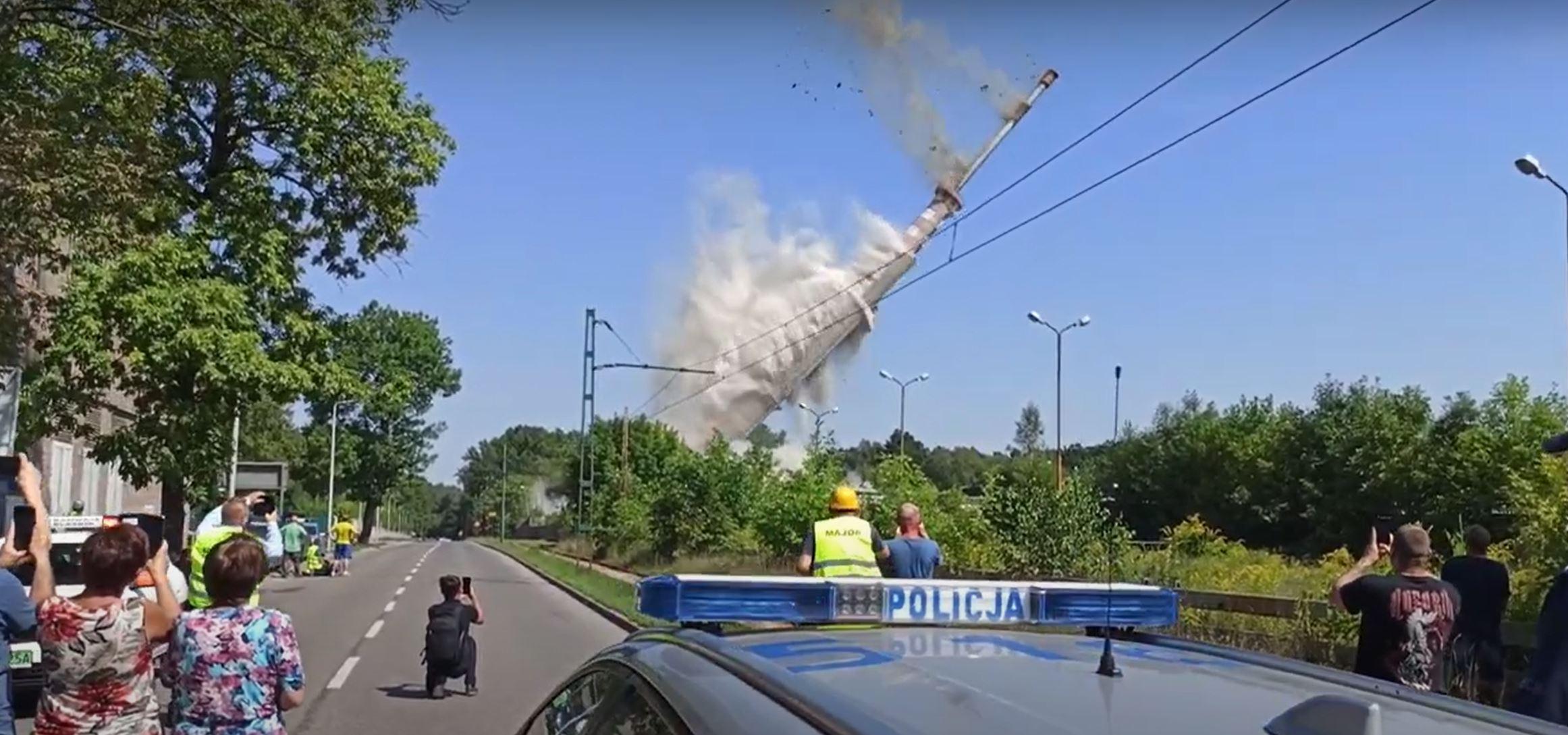 Wyburzanie komina w Makoszowach zabezpieczali policjanci