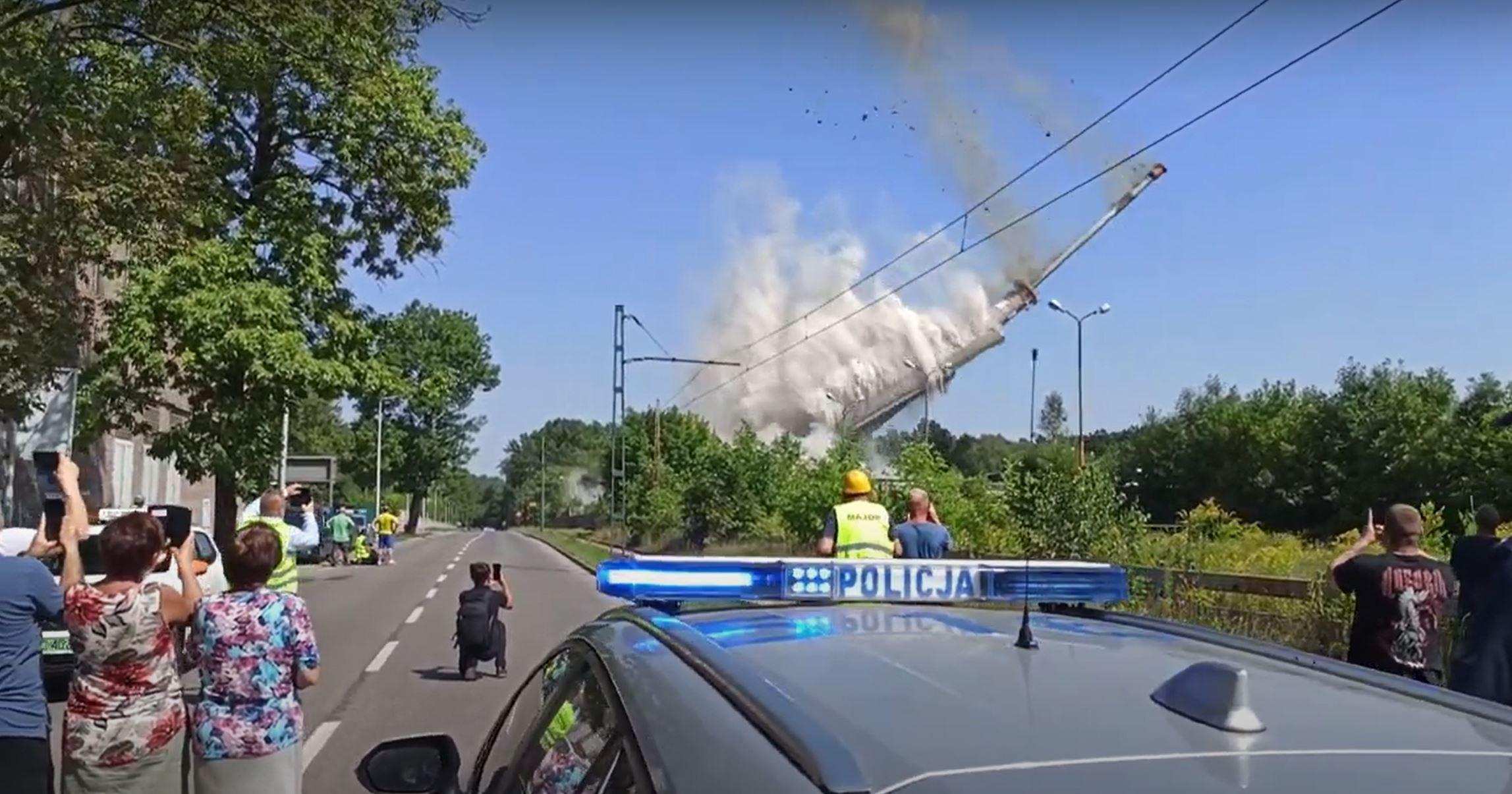 Wyburzanie komina w Makoszowach zabezpieczali policjanci