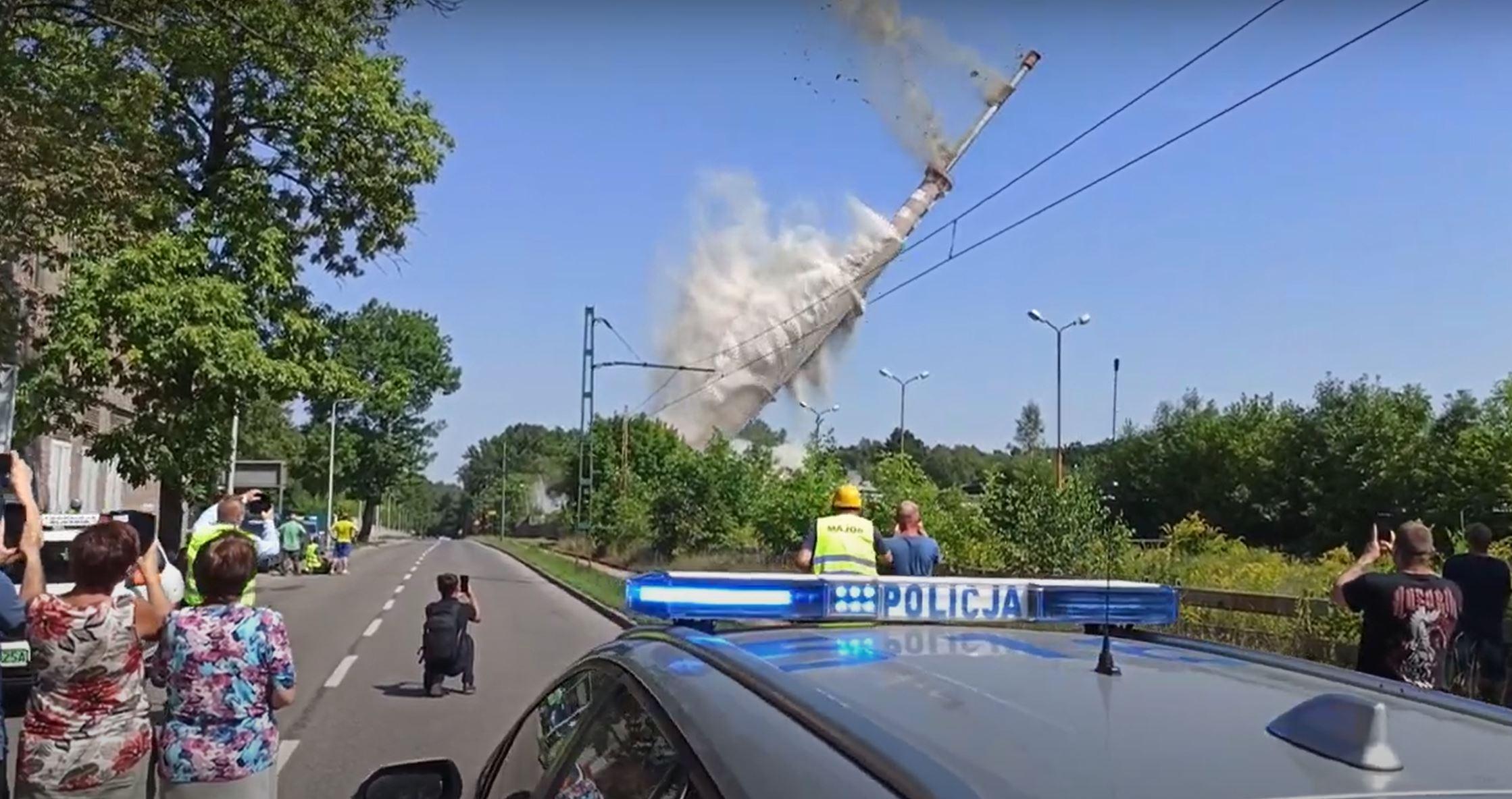 Wyburzanie komina w Makoszowach zabezpieczali policjanci