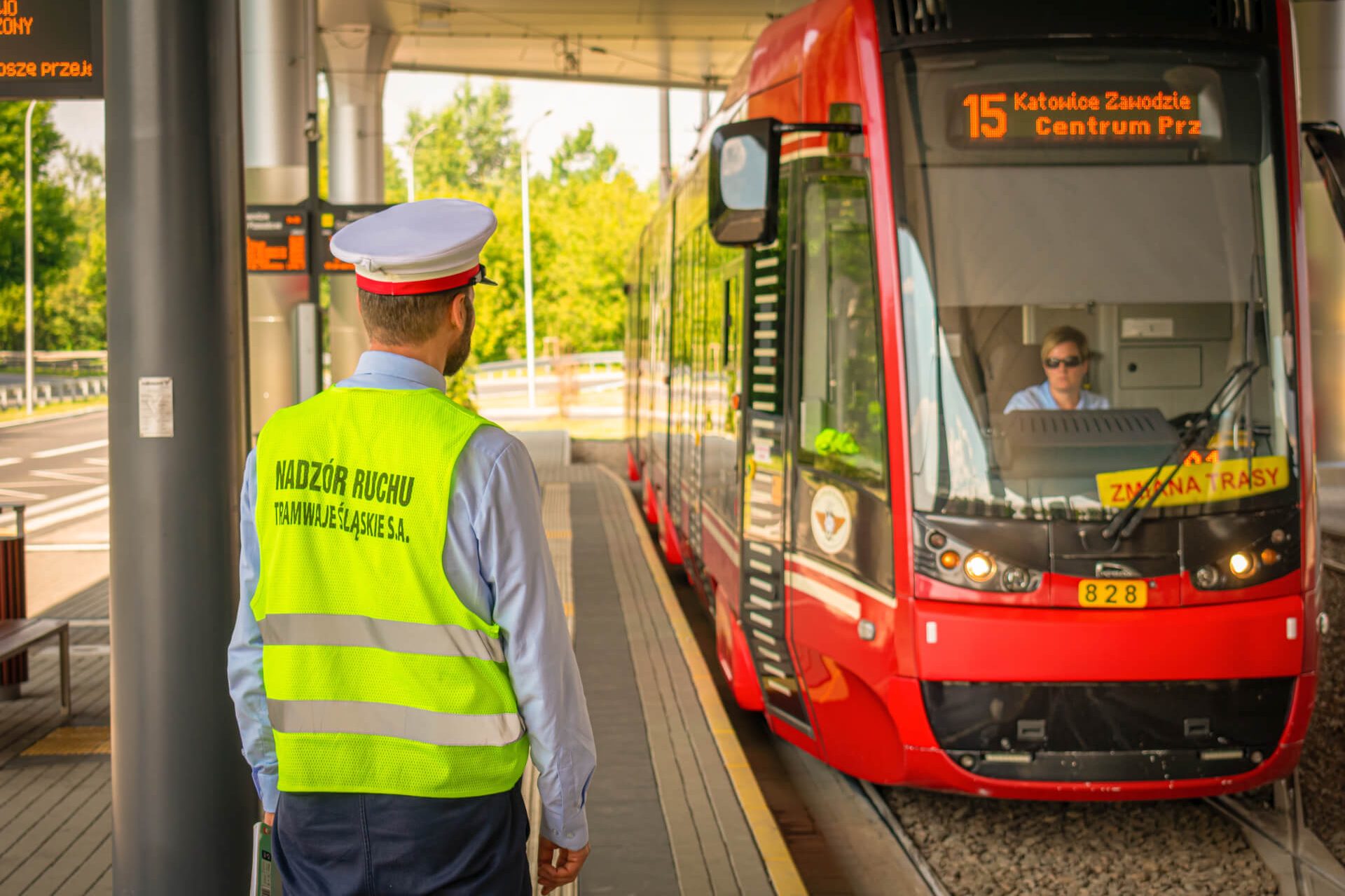Zmiany w funkcjonowaniu komunikacji miejskiej sprowadzają się m in do modyfikacji tras poszczególnych linii Zmiany w funkcjonowaniu komunikacji miejskiej sprowadzają się m in do modyfikacji tras poszczególnych linii
