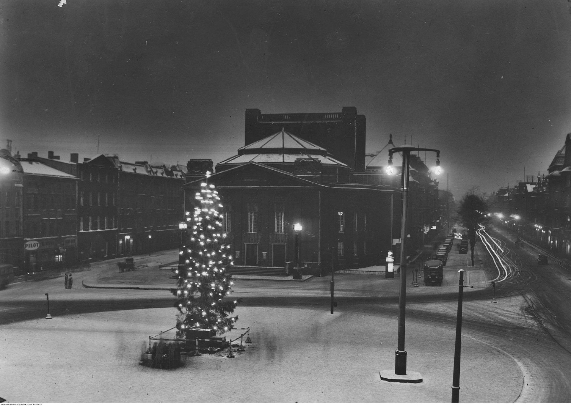 Świąteczna choinka na katowickim rynku, rok 1922 Świąteczna choinka na katowickim rynku, rok 1922