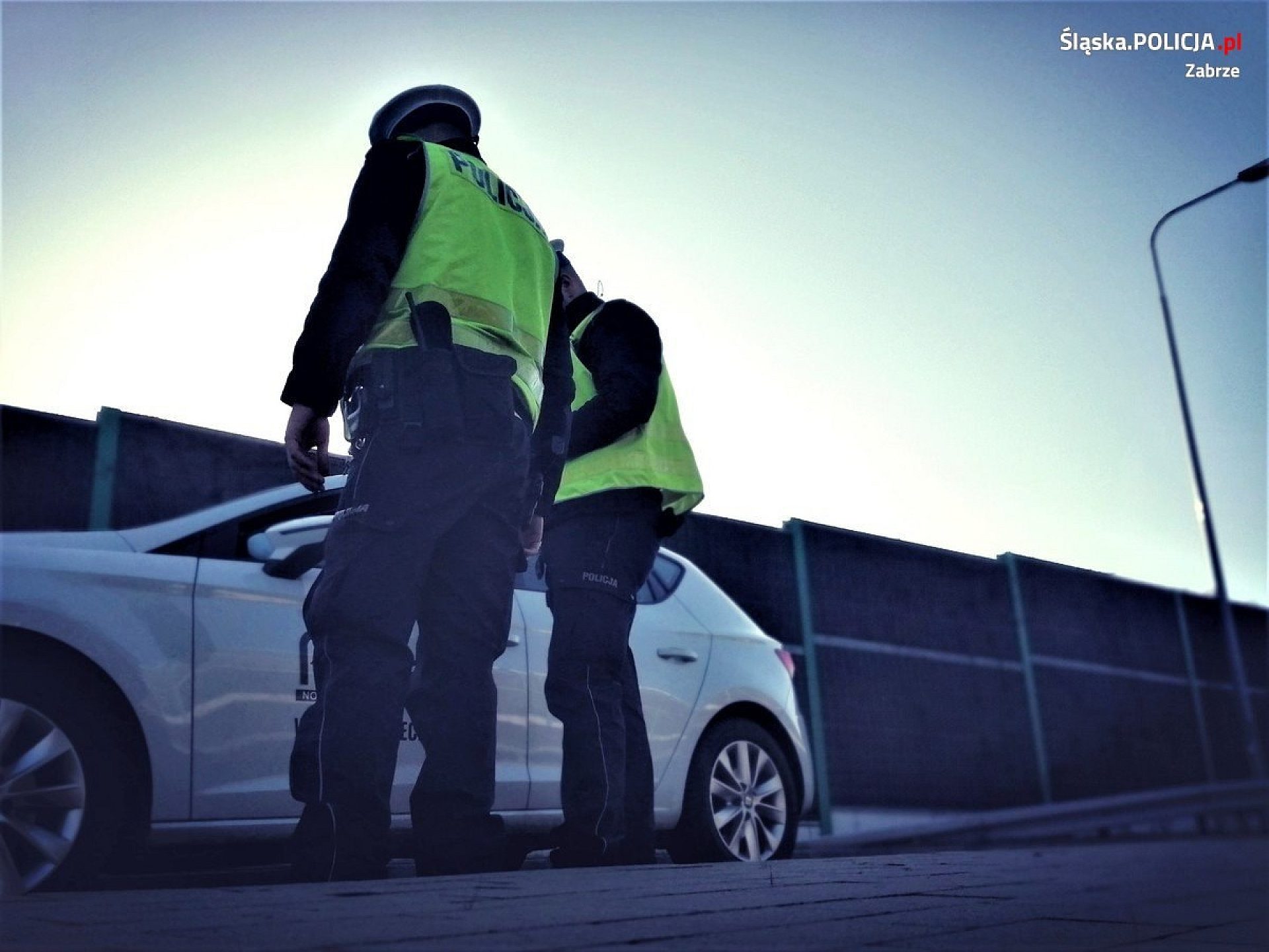 Policjanci podczas kontroli drogowej Policjanci podczas kontroli drogowej