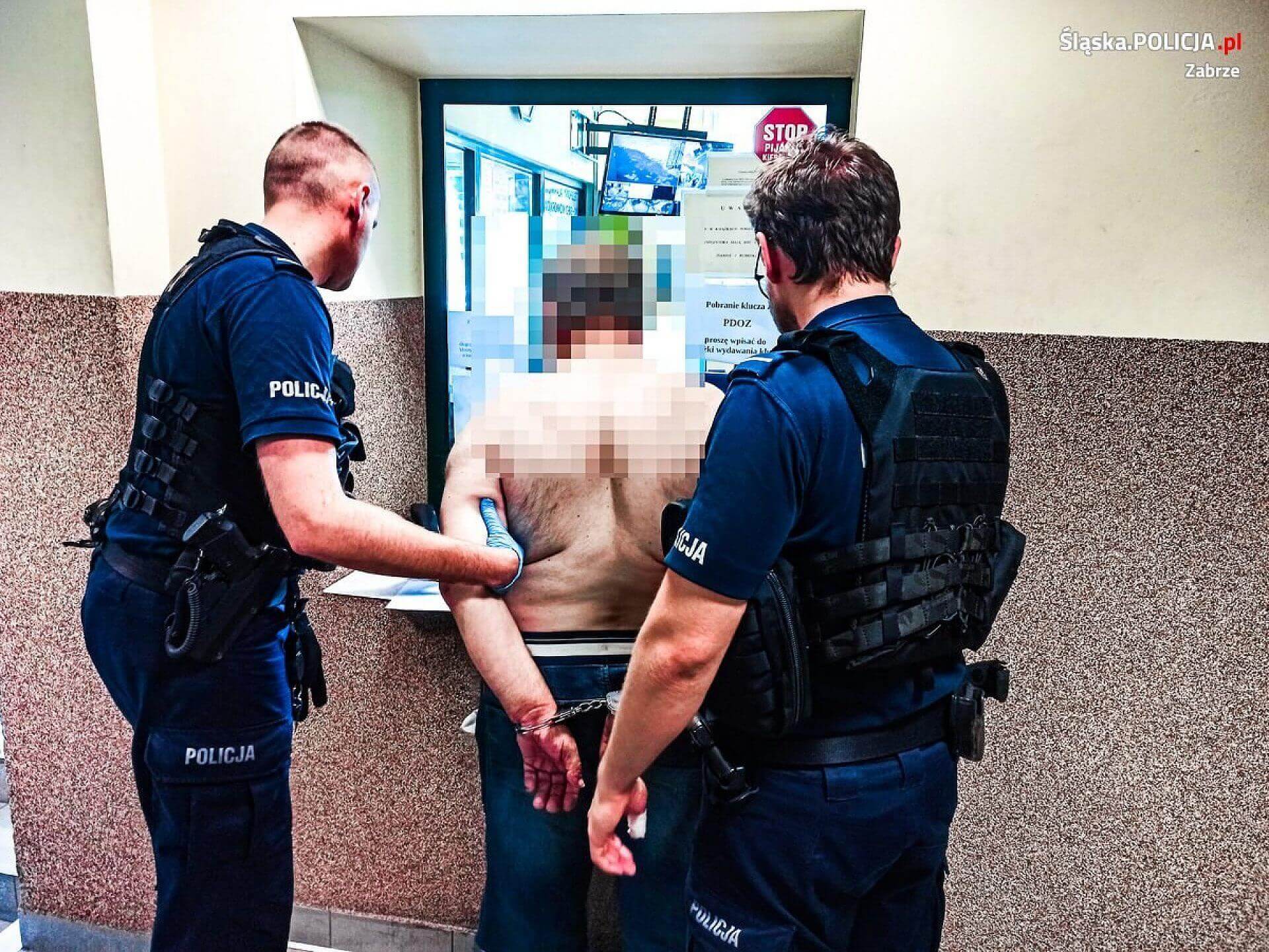 Zabrzańscy policjanci z zatrzymanym mężczyzną Zabrzańscy policjanci z zatrzymanym mężczyzną