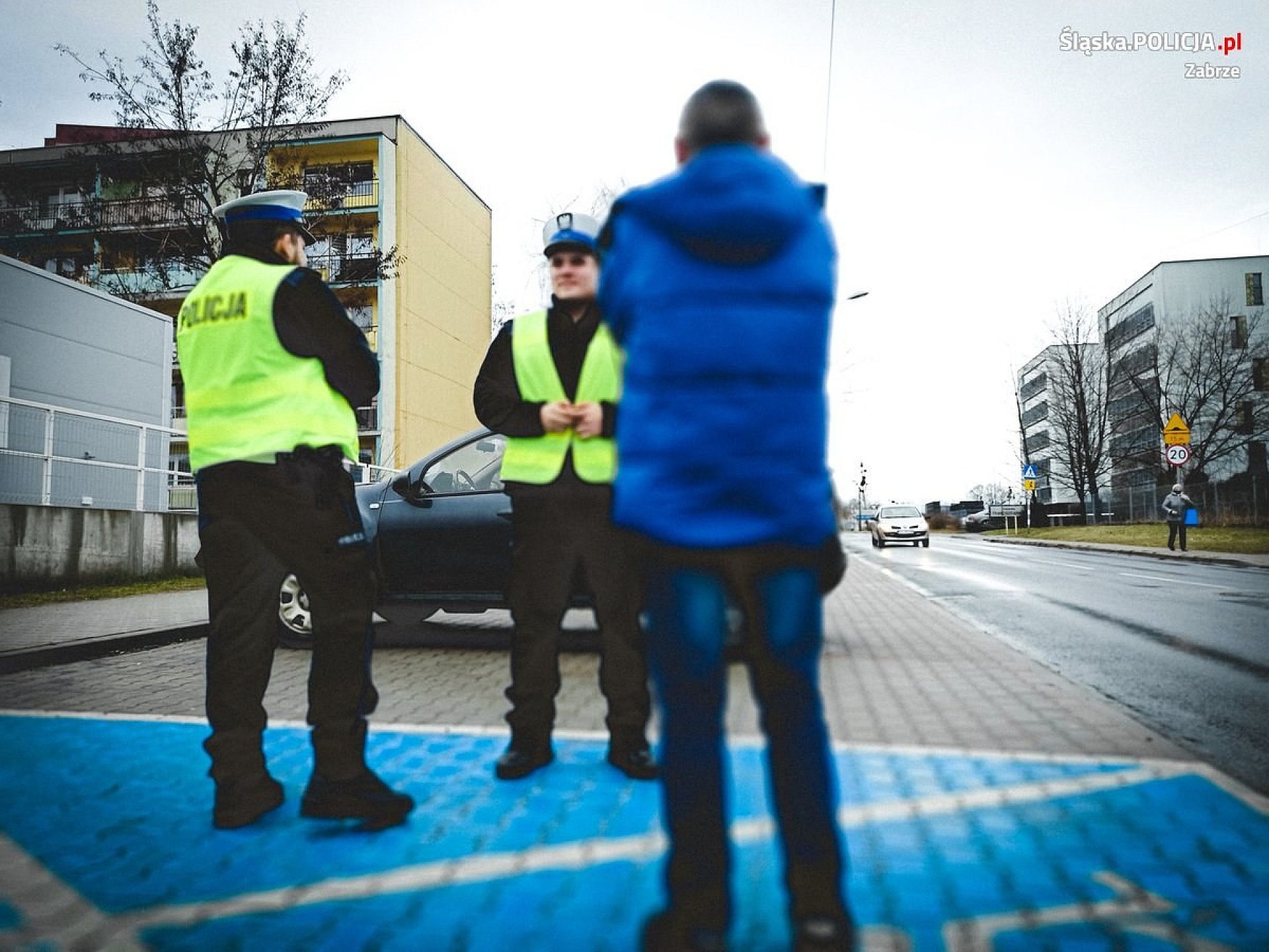 Policyjna akcja w zabrzu funkcjonariusze kontrolują pieszych Policyjna akcja w zabrzu funkcjonariusze kontrolują pieszych