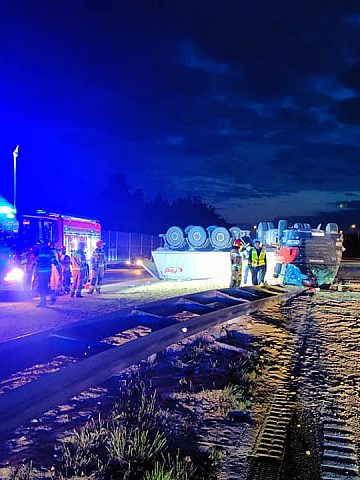 Wypadek na A1 pomiędzy Gliwicami a Zabrzem. Ciężarówka leży na dachu Wypadek na A1 pomiędzy Gliwicami a Zabrzem. Ciężarówka leży na dachu