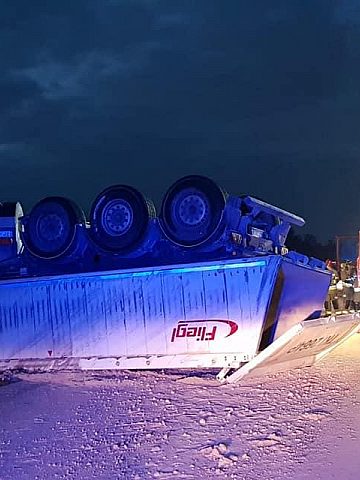 Wypadek na A1 pomiędzy Gliwicami a Zabrzem. Ciężarówka leży na dachu Wypadek na A1 pomiędzy Gliwicami a Zabrzem. Ciężarówka leży na dachu