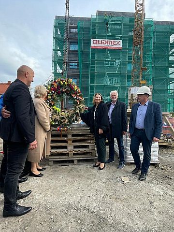 Zawieszenie wiechy przy Żeromskiego 45 Zawieszenie wiechy przy Żeromskiego 45