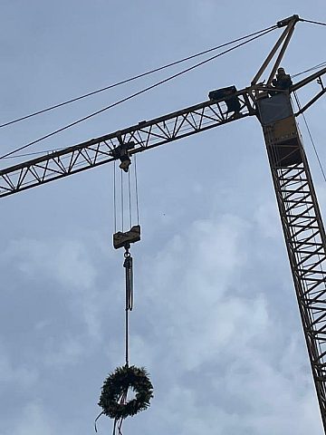 Zawieszenie wiechy przy Żeromskiego 45 Zawieszenie wiechy przy Żeromskiego 45