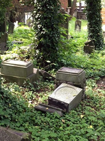 Cmentarz żydowski został zdewastowany Cmentarz żydowski został zdewastowany