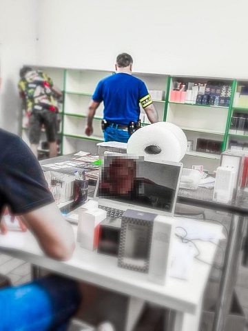 Policja rozbiła grupę handlującą podrobionymi perfumami Policja rozbiła grupę handlującą podrobionymi perfumami
