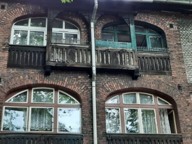 Familoki między 100-letnimi platanami. Osiedle Zandka Zandka, Zabrze