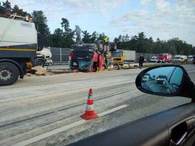 Wypadek na A1 pomiędzy Gliwicami a Zabrzem. Ciężarówka leży na plecach Wypadek na A1 pomiędzy Gliwicami a Zabrzem. Ciężarówka leży na plecach