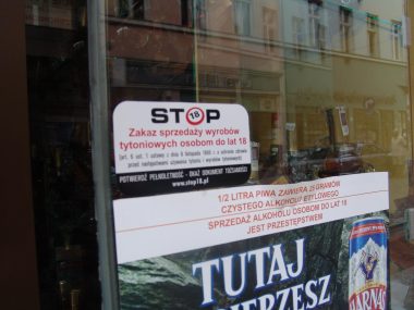 Sprzedała alkohol nieletniemu na oczach policjanta 6f2af146277fd7fc55bac74ad8c2dcb5