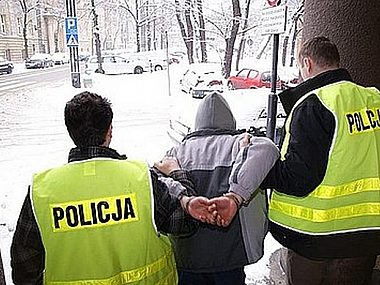 Rozbój na ul.Kościuszki. Pobili i okradli 58-latka 9656fa3efc512cc7d1146776c8ea9f23