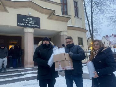 Przekazanie pojemników dla PCK Przekazanie pojemników dla PCK