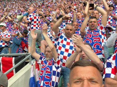 Lukas Podolski pojechał razem z kibicami na mecz Górnika Lukas Podolski pojechał na mecz Górnika Zabrze z kibicami8