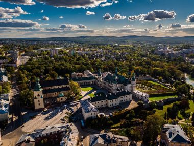 Muzeum Narodowe Kielce i panorama na Góry Świętokrzyskie Muzeum Narodowe Kielce i panorama na Góry Świętokrzyskie