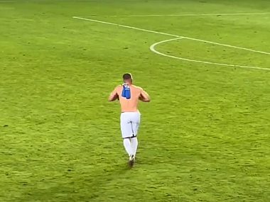 Podolski udaje kurczaka