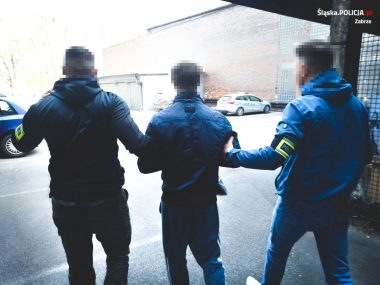 Policjanci z Zabrza zatrzymali dwóch mieszkańców Wrocławia którzy oszukali mieszkanki Zabrza i Gliwic Policjanci z Zabrza zatrzymali dwóch mieszkańców Wrocławia którzy oszukali mieszkanki Zabrza i Gliwic