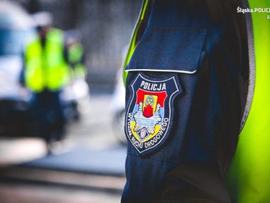 Policjanci zatrzymali kobietę która kierowała pojazdem pomimo pięciu aktywnych sądowych zakazów