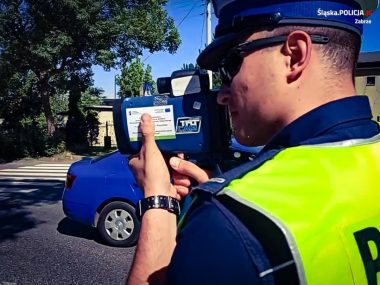 Policjant mierzy prędkość