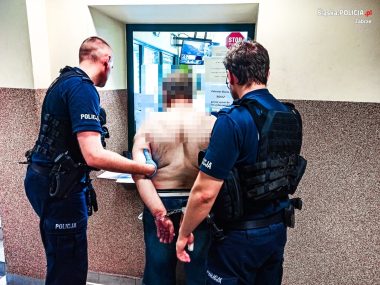Zabrzańscy policjanci z zatrzymanym mężczyzną Zabrzańscy policjanci z zatrzymanym mężczyzną