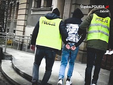 Zabrzańscy policjanci prowadzą zatrzymanego
