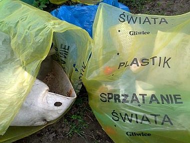 „Sprzątali świat”, śmieci zalegały na uboczu B627f45ad56b9d5135fd4be155fb778e
