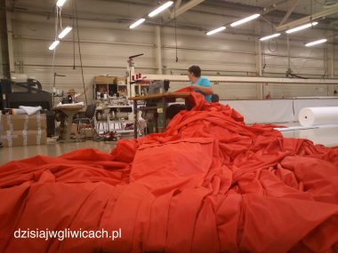 1500 m2. Wielka flaga na mecz Czechy-Polska powstaje w Gliwicach Dsc 4069