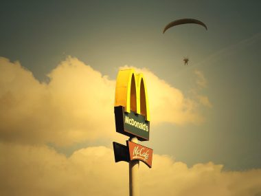 Policja w McDonaldzie. Z sejfu zniknęło 12 tysięcy! Mcdonalds g9e5419a31 1920
