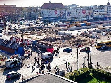 Wpadła pod koła ciężarówki. Tragiczny wypadek przy DTŚ Plac piastow dts