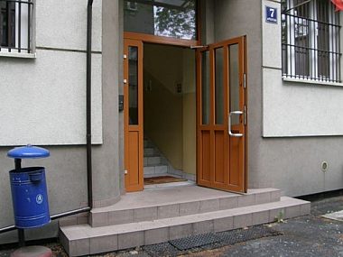 Ukradł koledze z pracy karty bankomatowe i płacił za zakupy Ukradl koledze z pracy karty bankomatowe