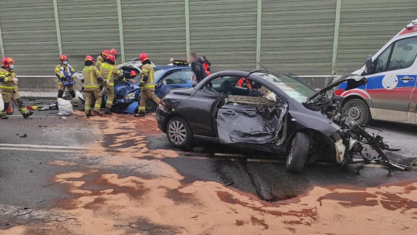 W wypadku zginęła 1 osoba, 2 zostały ranne