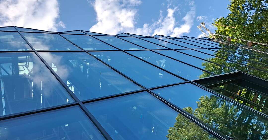 W Zabrzu powstaje nowa szklarnia dla Miejskiego Ogrodu Botanicznego. Efekty prac widać coraz bardziej