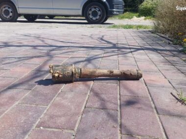 Pielęgnował ogródek, znalazł... niemiecki granat trzonkowy Pielęgnował ogródek znalazł granat