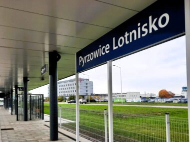 Koleje Śląskie wycięły połączenia z lotniskiem w Pyrzowicach Stacja kolejowa Pyrzowice Lotnisko 6 Copy