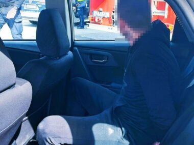 Policjanci wjechali podnośnikiem na dach hali po włamywaczy Zatrzymanie wlamywaczy hala Korfantego Zabrze 3