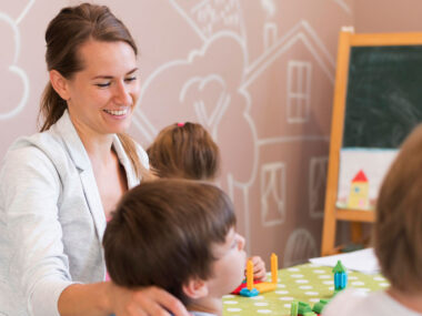 Nabór wychowawców do placówek opiekuńczo–terapeutycznych Medium shot happy teacher with kids