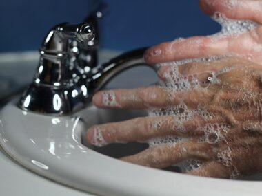 Łazienki na kółkach? Tychy i Rybnik chcą pomóc wykluczonym Mycie dloni