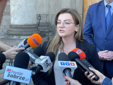 Nowa prezydent podczas konferencji prasowej Nowa prezydent podczas konferencji prasowej