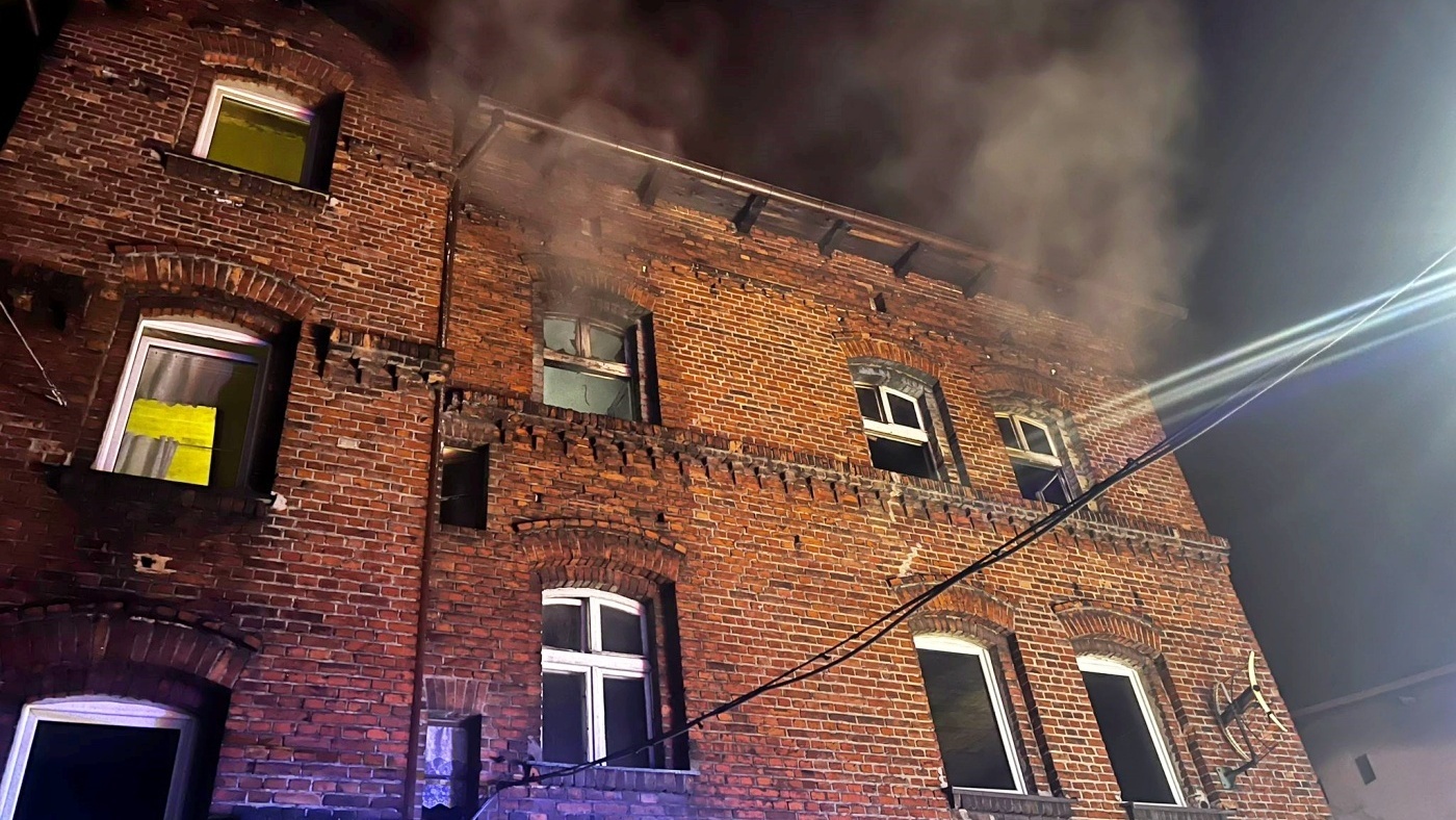 Nocny pożar w Zabrzu. Strażacy wynieśli dwie osoby z płonącego mieszkania